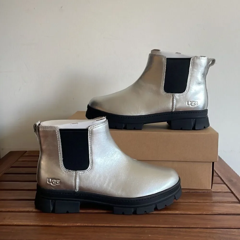 UGG Kids' Ashton Chelsea Leather Boots Silver USA Big Kid 6Y/UK5/EU38(BOX CRUSH)